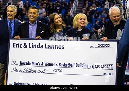 Reno, États-Unis. 22nd févr. 2022. Université du Nevada Reno recevant un chèque de 4 millions de dollars pour leur programme de basket-ball pendant le match de l'Université de Las Vegas contre l'Université du Nevada Reno au centre d'événements Lawlor et l'Université de Las Vegas est sorti victorieux, 62 à 54. Crédit : SOPA Images Limited/Alamy Live News Banque D'Images