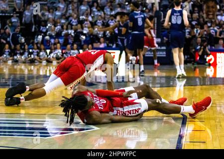 Reno, États-Unis. 22nd févr. 2022. Las Vegas avance Victor Iwuakor et garde #13 Bryce Hamilton sur le terrain après une collision avec les joueurs de Reno pendant le match de l'Université de Las Vegas contre l'Université du Nevada Reno au centre d'événements de Lawlor et l'Université de Las Vegas est sorti victorieux, 62 à 54. Crédit : SOPA Images Limited/Alamy Live News Banque D'Images