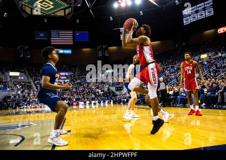 Reno, États-Unis. 22nd févr. 2022. Las Vegas garde #13 Bryce Hamilton tir pour deux contre les défenseurs Reno pendant le match de l'Université de Las Vegas contre l'Université du Nevada Reno au centre d'événements Lawlor et l'Université de Las Vegas est sorti victorieux, 62 à 54. Crédit : SOPA Images Limited/Alamy Live News Banque D'Images