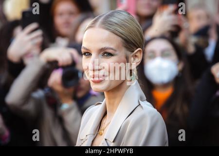 Milan, Italie. 23rd févr. 2022. Leonie Hanne arrive au spectacle de mode Fendi pendant la semaine de mode de Milan automne/hiver 2022/2023 le 23 février 2022 à Milan, Italie. Crédit : Agence photo indépendante/Alamy Live News Banque D'Images