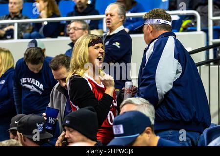 Reno, États-Unis. 22nd févr. 2022. Un fan de Las Vegas vu parmi les fans de Reno pendant le match de l'Université de Las Vegas contre l'Université du Nevada Reno au centre d'événements de Lawlor et à l'Université de Las Vegas est sorti victorieux, 62 à 54. (Photo de Ty O'Neil/SOPA Images/Sipa USA) crédit: SIPA USA/Alay Live News Banque D'Images