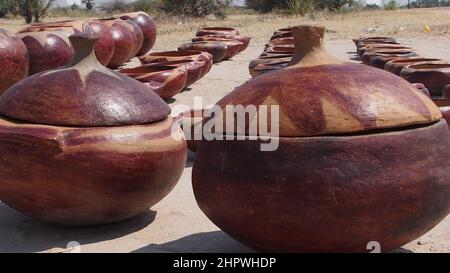 Pots en argile brune fabriqués à la main utilisés pour le stockage de produits secs. Lieu: Namibie Banque D'Images