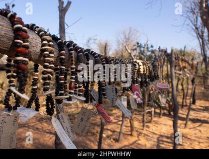 Gros plan d'une rangée de bracelets africains faits de graines, de perles et de bois exposés sur un marché extérieur en Namibie, Afrique Banque D'Images