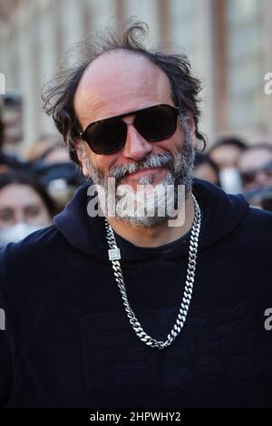 Milan, Italie. 23rd févr. 2022. Luca Guadagnino arrive au spectacle de mode Fendi pendant la semaine de mode de Milan automne/hiver 2022/2023 le 23 février 2022 à Milan, Italie. Crédit : Agence photo indépendante/Alamy Live News Banque D'Images