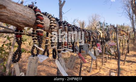 Gros plan d'une rangée de bracelets africains faits de graines, de perles et de bois exposés sur un marché extérieur en Namibie, Afrique Banque D'Images