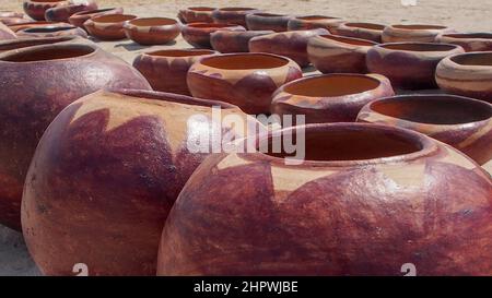 Pots en argile brune fabriqués à la main utilisés pour le stockage de produits secs. Lieu: Namibie Banque D'Images