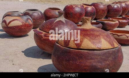 Pots en argile brune fabriqués à la main utilisés pour le stockage de produits secs. Lieu: Namibie Banque D'Images