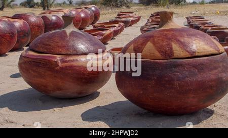 Pots en argile brune fabriqués à la main utilisés pour le stockage de produits secs. Lieu: Namibie Banque D'Images