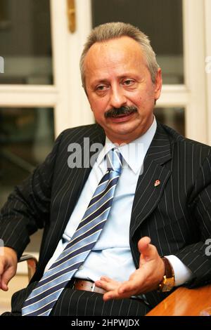 ISTANBUL, TURQUIE - SEPTEMBRE 28 : portrait d'un homme d'affaires et sportif turc Haluk Ulusoy le 28 septembre 2006 à Istanbul, Turquie. Il est l'ancien président de la Fédération turque de football. Banque D'Images