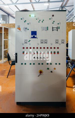 Armoire de commutation électrique dans la salle de commutation. Banque D'Images