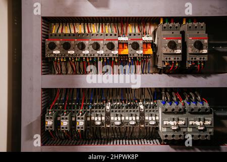 Armoire de commutation électrique dans la salle de commutation. Banque D'Images