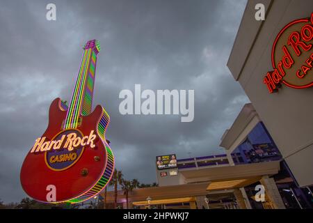 Etats-Unis Mississippi MS Biloxi Gulf Coast, le Hard Rock Hotel and Casino au crépuscule avec guitare au néon Banque D'Images