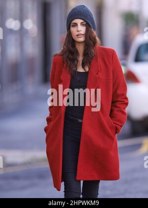 Style urbain. Portrait d'une belle jeune femme en ville. Banque D'Images