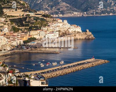 Vue incroyable Journée ensoleillée à Amalfi. Commune sur la côte amalfitaine (Costiera Amalfitana) Italie Banque D'Images