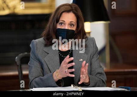 Washington, DC, États-Unis. 23rd févr. 2022. Le vice-président des États-Unis, Kamala Harris, participe à une réunion avec le National Black Caucus of State législateurs, dans le bureau exécutif Eisenhower sur le complexe de la Maison Blanche à Washington, DC, USA, le 23 février 2022. Crédit : Michael Reynolds/Pool via CNP/dpa/Alay Live News Banque D'Images