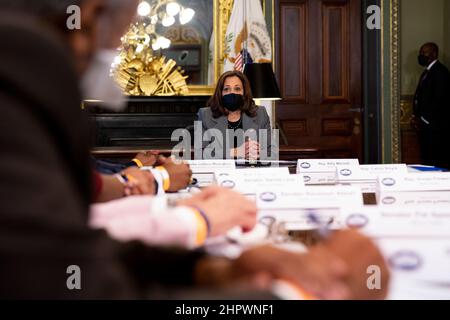 Washington, DC, États-Unis. 23rd févr. 2022. Le vice-président des États-Unis, Kamala Harris, participe à une réunion avec le National Black Caucus of State législateurs, dans le bureau exécutif Eisenhower sur le complexe de la Maison Blanche à Washington, DC, USA, le 23 février 2022. Crédit : Michael Reynolds/Pool via CNP/dpa/Alay Live News Banque D'Images