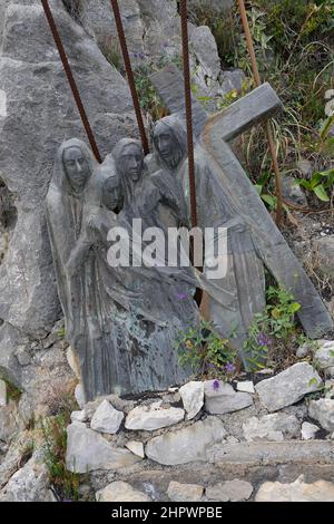 Sculptures sur la via Crucis, Taormina, Sicile, Italie Banque D'Images