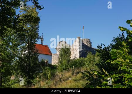 Château de Veringen, ruine avec mât, chapelle Saint-Pierre à gauche, clocher, Veringenstadt, Bade-Wurtemberg, Allemagne Banque D'Images