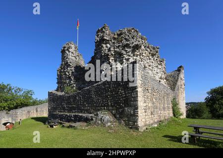 Château de Veringen, ruine avec mât, drapeau allemand, murs en pierre, Veringenstadt, Bade-Wurtemberg, Allemagne Banque D'Images