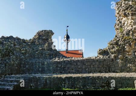 Château de Veringen, ruine, mur en pierre, vue sur le clocher de la chapelle Saint-Pierre, Veringenstadt, Bade-Wurtemberg, Allemagne Banque D'Images