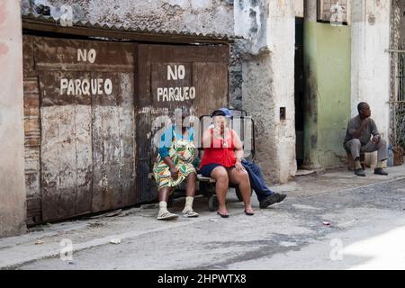 Un dollar ! Une femme cubaine pointe un viseur au photographe pour lui donner un dollar pour prendre la photo. Banque D'Images