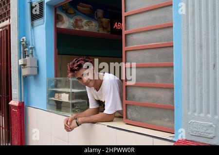 Jeune homme cubain travaillant dans une cafétéria à la Havane, Cuba. Banque D'Images