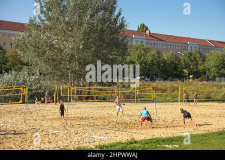 Terrains de Beach-volley, Volkspark Friedrichshain, Friedrichshain-Kreuzberg, Berlin, Allemagne Banque D'Images