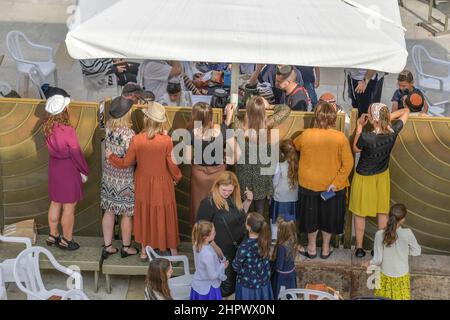 Femmes dans la zone séparée pour femme, Wailing Wall, Jérusalem, Israël Banque D'Images