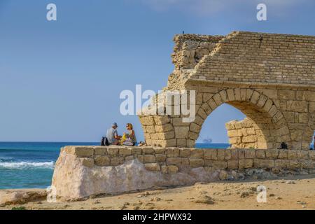 Aquaeduct sur la plage, Caesarea, Israël Banque D'Images