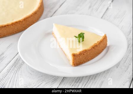 Coin traditionnel au cheesecake sur l'assiette Banque D'Images