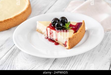 Coin traditionnel au cheesecake avec cerises amarena sur l'assiette Banque D'Images