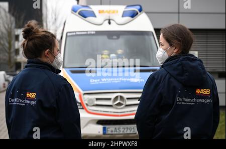 PRODUCTION - 22 février 2022, Hessen, Francfort-sur-le-main: Levana Clasen (l) et Michaela Loos, coordinateurs de projet à l'ASB, se tiennent devant le 'Wünschewagen', un véhicule médical de l'Arbeiter-Samariter-Bund (ASB). Depuis maintenant cinq ans, le Wünschewagen Rhein-main de l'ASB a pris des patients gravement malades dans leurs lieux de désir. Les Wünschewagen sont sur la route dans tous les États allemands. Le projet a été lancé en 2014, et depuis lors, les bénévoles ont fait plus de 2 000 souhaits se réaliser à travers l'Allemagne. Les campagnes sont financées exclusivement par des dons. Photo: Arne Banque D'Images