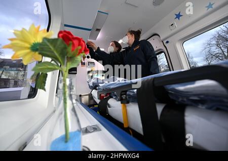 PRODUCTION - 22 février 2022, Hessen, Francfort-sur-le-main : Levana Clasen (r) et Michaela Loos, coordinateurs de projet à l'ASB, se tiennent dans le Wünschewagen, un véhicule médical de l'Arbeiter-Samariter-Bund (ASB). Depuis cinq ans, le Wünschewagen Rhein-main de l'ASB a pris des patients gravement malades dans leurs lieux de désir. Les Wünschewagen sont sur la route dans tous les États allemands. Le projet a été lancé en 2014, et depuis lors, les bénévoles ont fait plus de 2 000 souhaits se réaliser à travers l'Allemagne. Les campagnes sont financées exclusivement par des dons. (À dpa 'derniers voeux : v Banque D'Images