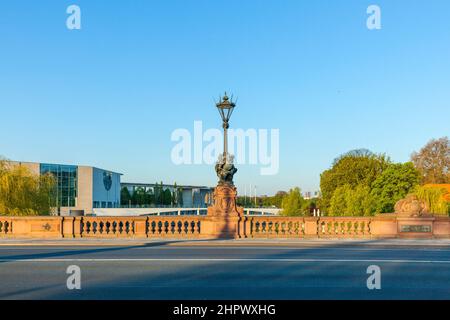 Moltke Bridge à Berlin sur la spree avec cancellery allemand in early morning light Banque D'Images