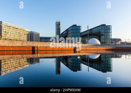 Matin vue de la gare centrale avec la réflexion à partir de la Spree à Berlin Banque D'Images