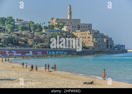 Plage, vue sur la ville de Jaffa avec l'église Saint-Pierre, tel Aviv, Israël Banque D'Images