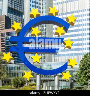 Le signe de l'euro par temps ensoleillé, Francfort-sur-le-main, Allemagne Banque D'Images