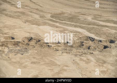 Formation de désert déshydratée avec trous d'hirondelle à la mer Morte, Israël Banque D'Images