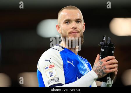 Londres, Royaume-Uni. 23rd févr. 2022. Joe Ward, de Peterborough United, reconnaît les fans lors du match de championnat EFL Sky Bet entre Fulham et Peterborough United à Craven Cottage, Londres, Angleterre, le 23 février 2022. Photo de Carlton Myrie. Utilisation éditoriale uniquement, licence requise pour une utilisation commerciale. Aucune utilisation dans les Paris, les jeux ou les publications d'un seul club/ligue/joueur. Crédit : UK Sports pics Ltd/Alay Live News Banque D'Images