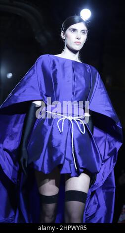 Milao, Italie. 23rd févr. 2022. (INT) Fashion show pour la collection automne/hiver 2022 par le styliste Vitor Zerbinato. 23 février 2022, Milan, Italie. Défilé de mode pour la collection automne/hiver 2022 par le designer Vitor Zerbinato au Palazzo Visconti pendant la semaine de la mode de Milan, en Italie, le mercredi (23). Entre le 23 et le 28 février, l'événement présentera également des défilés de mode en personne de grandes marques telles que Prada, Versace, Giorgio Armani et Dolce & Gabbana. (Image de crédit : © Eliane Diotti/TheNEWS2 via ZUMA Press Wire) Banque D'Images