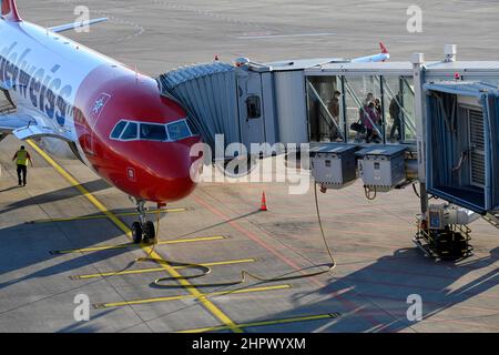 L'avion Edelweiss Air, Airbus A320-200, HB-JJM, passerelle d'embarquement des passagers à quai Banque D'Images