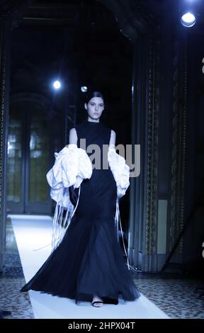 Milao, Italie. 23rd févr. 2022. (INT) Fashion show pour la collection automne/hiver 2022 par le styliste Vitor Zerbinato. 23 février 2022, Milan, Italie. Défilé de mode pour la collection automne/hiver 2022 par le designer Vitor Zerbinato au Palazzo Visconti pendant la semaine de la mode de Milan, en Italie, le mercredi (23). Entre le 23 et le 28 février, l'événement présentera également des défilés de mode en personne de grandes marques telles que Prada, Versace, Giorgio Armani et Dolce & Gabbana. (Image de crédit : © Eliane Diotti/TheNEWS2 via ZUMA Press Wire) Banque D'Images