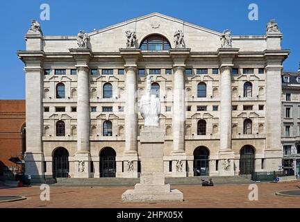 Il Dito, main tendue du milieu, main en marbre de Maurizio Cattelan, devant le Palazzo Mezzanotte, Piazza Affari, Milan, Lombardie, Italie Banque D'Images