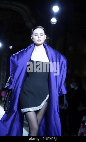 Milao, Italie. 23rd févr. 2022. (INT) Fashion show pour la collection automne/hiver 2022 par le styliste Vitor Zerbinato. 23 février 2022, Milan, Italie. Défilé de mode pour la collection automne/hiver 2022 par le designer Vitor Zerbinato au Palazzo Visconti pendant la semaine de la mode de Milan, en Italie, le mercredi (23). Entre le 23 et le 28 février, l'événement présentera également des défilés de mode en personne de grandes marques telles que Prada, Versace, Giorgio Armani et Dolce & Gabbana. (Image de crédit : © Eliane Diotti/TheNEWS2 via ZUMA Press Wire) Banque D'Images