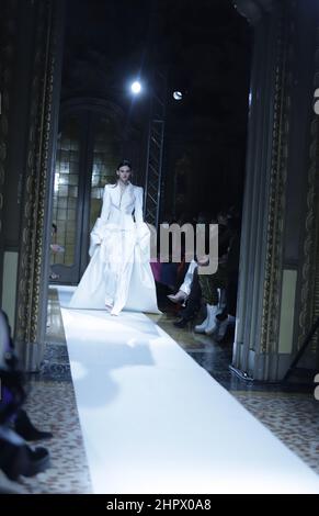 Milao, Italie. 23rd févr. 2022. (INT) Fashion show pour la collection automne/hiver 2022 par le styliste Vitor Zerbinato. 23 février 2022, Milan, Italie. Défilé de mode pour la collection automne/hiver 2022 par le designer Vitor Zerbinato au Palazzo Visconti pendant la semaine de la mode de Milan, en Italie, le mercredi (23). Entre le 23 et le 28 février, l'événement présentera également des défilés de mode en personne de grandes marques telles que Prada, Versace, Giorgio Armani et Dolce & Gabbana. (Image de crédit : © Eliane Diotti/TheNEWS2 via ZUMA Press Wire) Banque D'Images