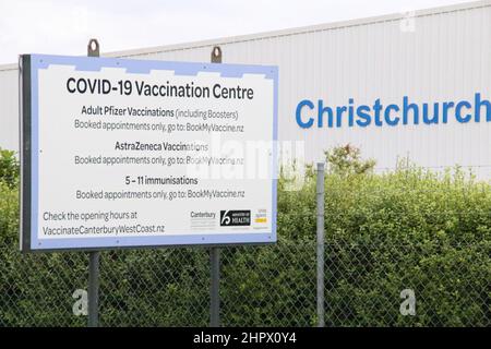 Christchurch, Nouvelle-Zélande. 23rd févr. 2022. Un panneau d'affichage vu à l'extérieur d'un centre de vaccination à Christchurch. Les cas de Covid-19 augmentent très rapidement en Nouvelle-Zélande. La variante BA2 d'Omicron a été détectée autour avec Delta également détecté dans des essais séquencés de façon génomique. Crédit : SOPA Images Limited/Alamy Live News Banque D'Images