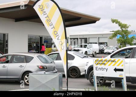 Christchurch, Nouvelle-Zélande. 23rd févr. 2022. Un centre d'essais de Christchurch a été très occupé depuis que la variante Omicron a été détectée dans la ville. Les cas de Covid-19 augmentent très rapidement en Nouvelle-Zélande. La variante BA2 d'Omicron a été détectée autour avec Delta également détecté dans des essais séquencés de façon génomique. Crédit : SOPA Images Limited/Alamy Live News Banque D'Images