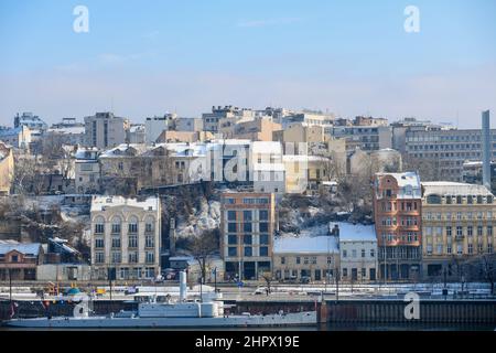 Horizon de Belgrade : bâtiments neigés de la vieille ville sur la rive de la Sava en hiver. Serbie Banque D'Images