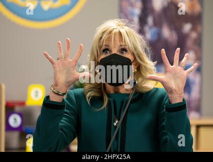 San Antonio Texas USA, 23 février 2022 : La première dame des États-Unis, JILL BIDEN, fait des gestes en s'entretient avec les parents militaires et les administrateurs de garderies lors d'une visite de l'un des centres de garde d'enfants de la base conjointe de San Antonio (JBSA), où le Dr Biden a appris les problèmes rencontrés par les familles militaires avec des enfants à besoins spéciaux. Crédit : Bob Daemmrich/Alay Live News Banque D'Images