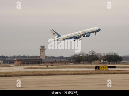 San Antonio Texas USA, 23 février 2022 : l'avion de l'armée de l'air américaine transportant la première dame Jill Biden (non illustré) se lève de Kelly Field à San Antonio après une visite de l'après-midi au MD Anderson cancer Center à UTHealth et à un centre de garderie pour les enfants des militaires Credit: Bob Daemmrich/Alamy Live News Banque D'Images